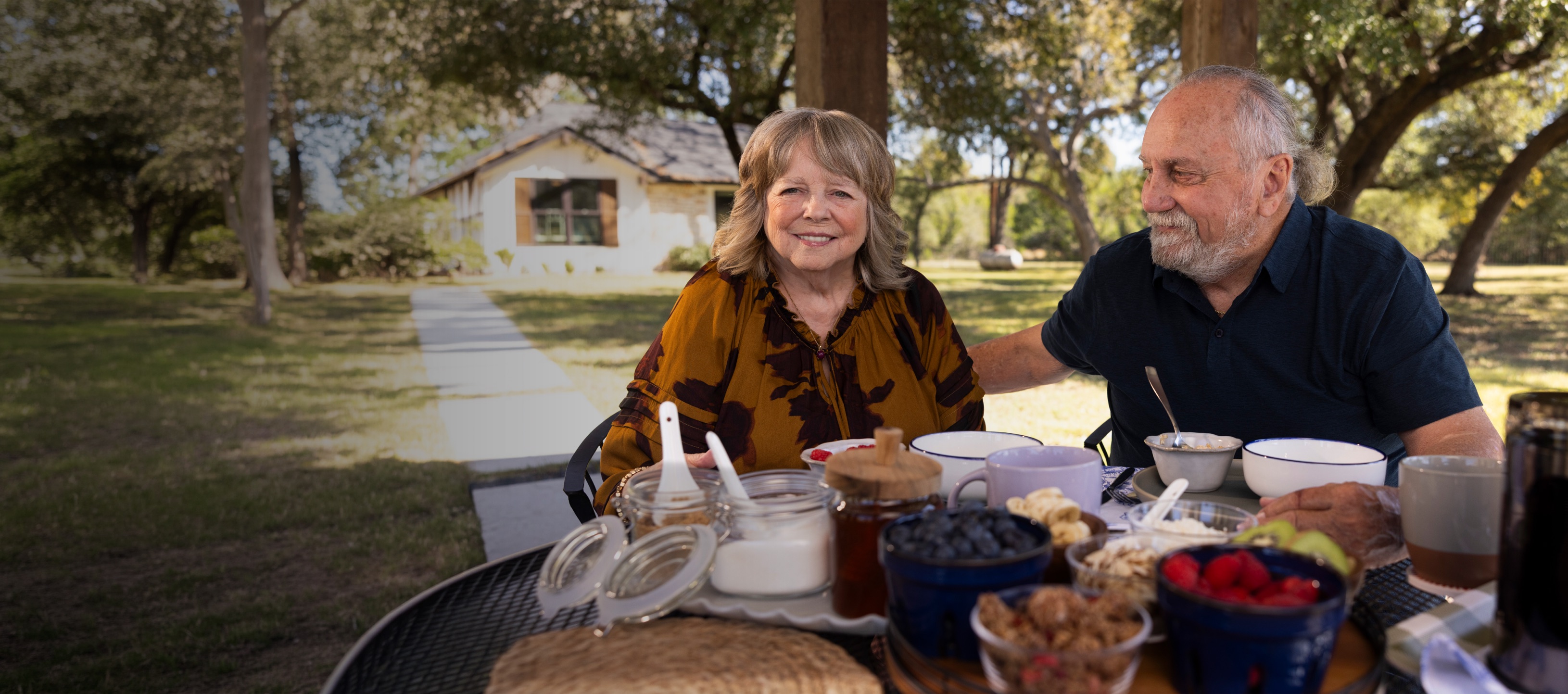 A NUPLAZID patient and their care partner having lunch outside